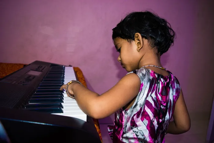 弹钢琴的女孩，弹钢琴的可爱女孩，小女孩，钢琴，孩子，音乐剧，孩子，女孩