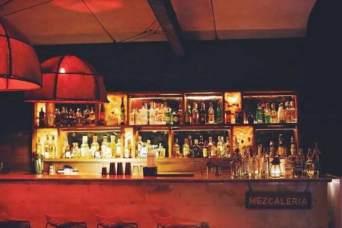 照明，mezcaleria酒吧桌，分类，瓶子，瓶子，架子，酒吧，饮料