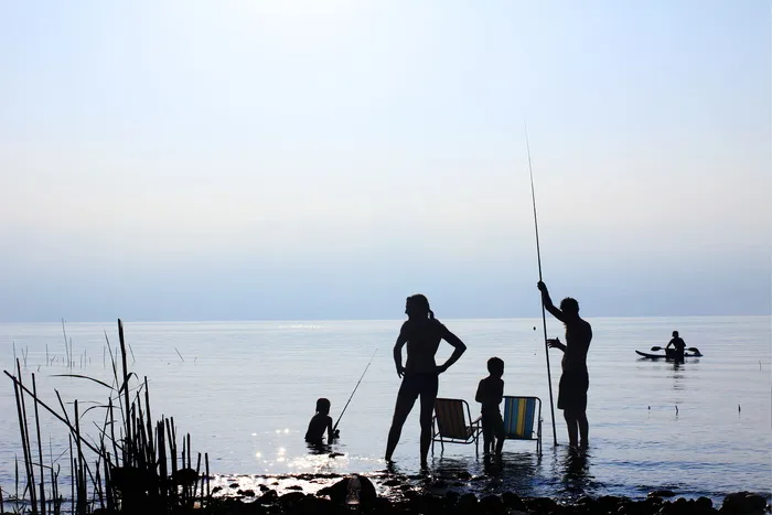 剪影照片，四个人，拿着，鱼竿，海，海，水