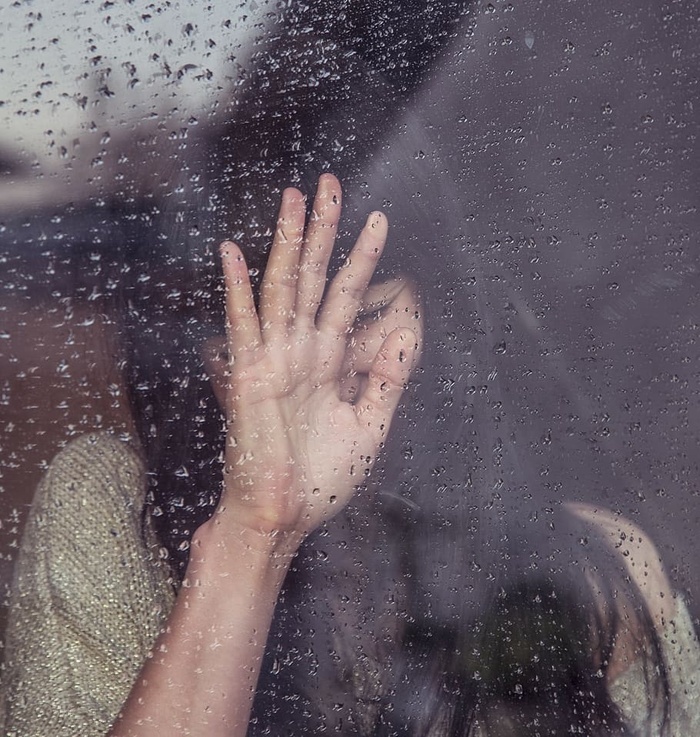 女孩悲傷哭泣下雨雨點窗戶人女人