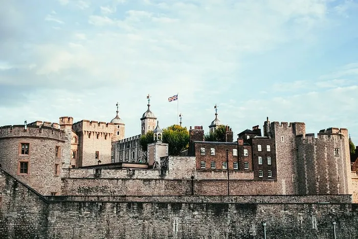 阴天，英国国旗在英国城堡上空飘扬