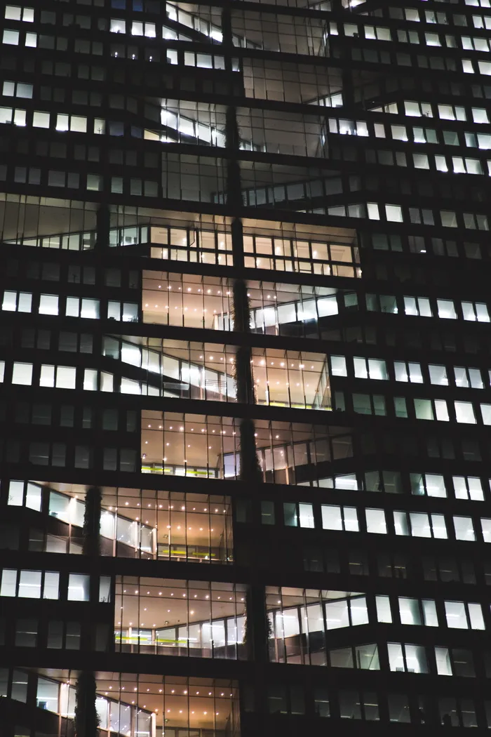 夜间透明玻璃窗建筑