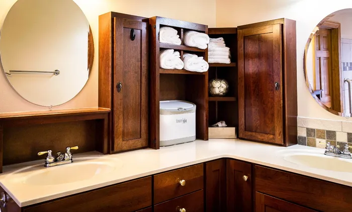 棕色、木质、橱柜、浴室、水槽、镜子、药柜、毛巾加热器