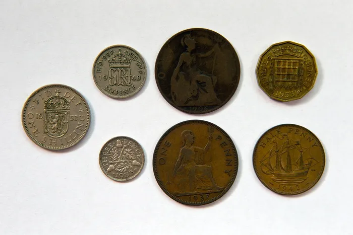 英国货币，反面，小数点前，脏的，流通的，硬币，白色背景，一组物体