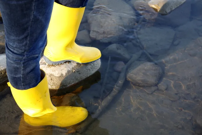 人，穿着，双，黄色，雨靴，橡胶靴，河流，水