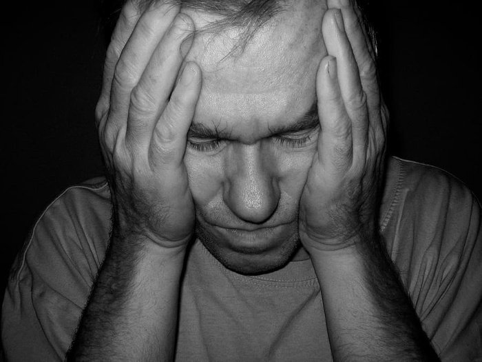 灰色圆领衬衫灰色圆领衬衫精疲力竭疲惫孤独孤独