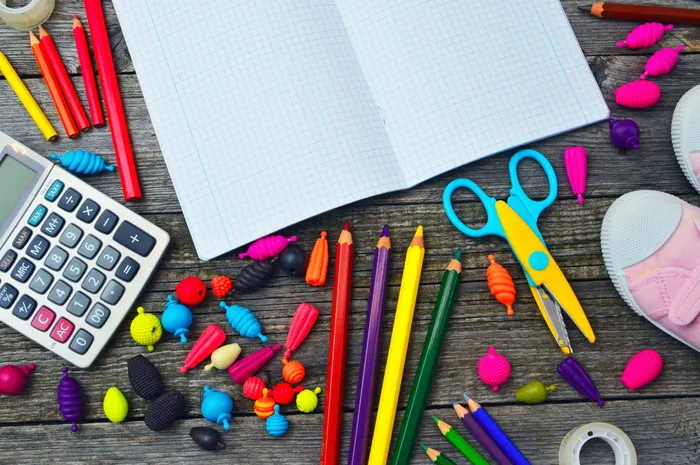 学校时间，学校用品，画笔，蜡笔，教育，学校开始，学校用品，水彩画