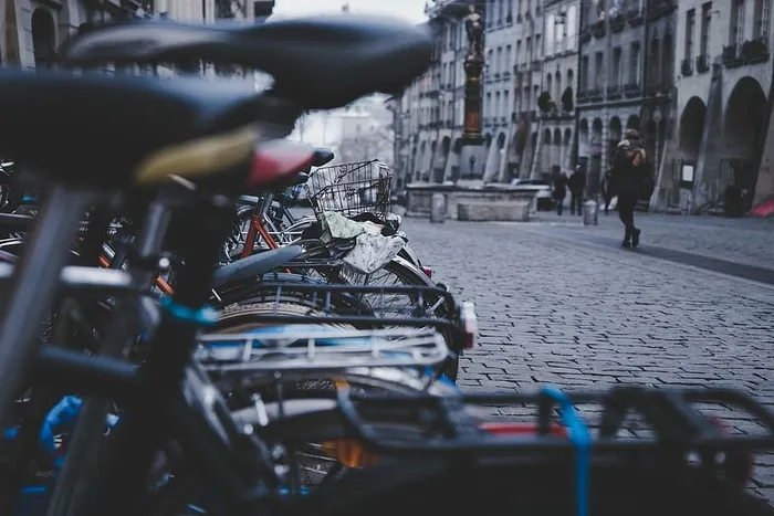 灰色水泥路面上的各种城市自行车