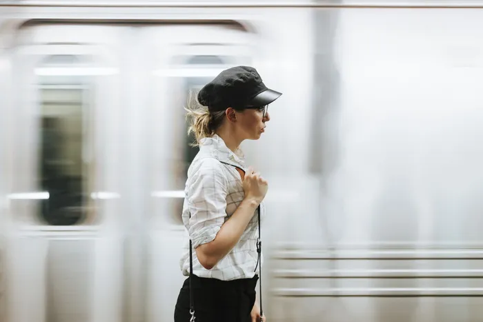 女人，女孩，火车，月台，独自一人，包，黑发，帽子