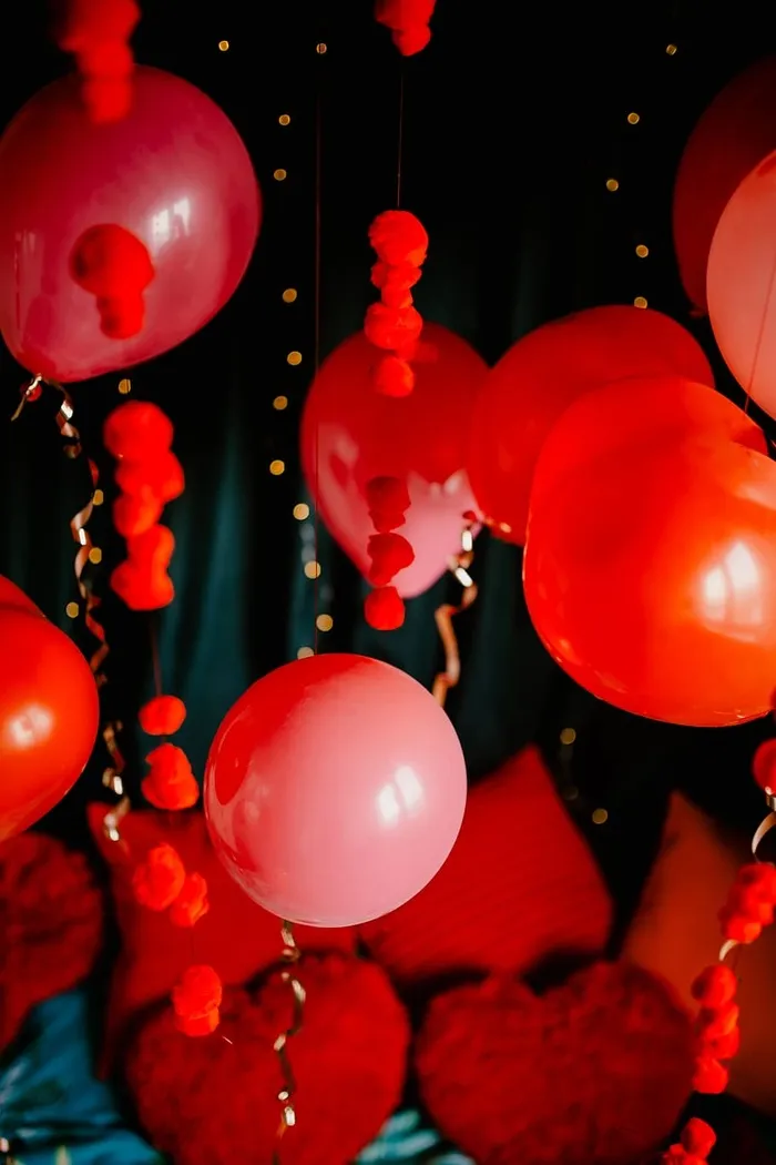 情人节的红气球和装饰品