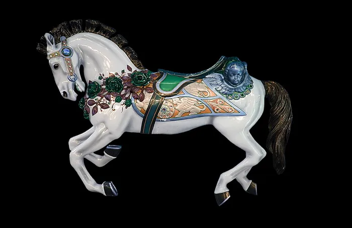 白色，陶瓷，马雕像，旋转木马，旋转木马，马，骑行，转弯