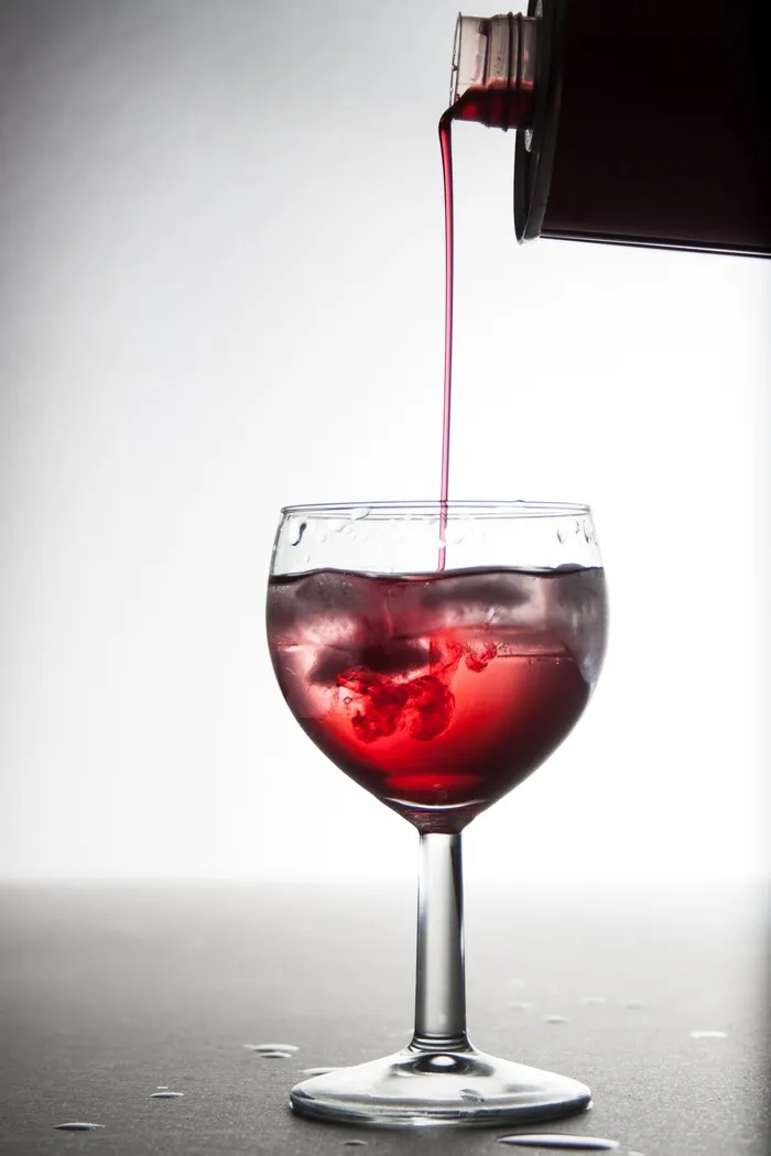 倒入，红色，液体，透明，杯酒，糖浆，玻璃杯，酒杯