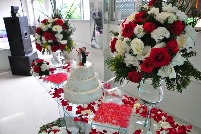 三层，婚礼蛋糕，放置，两个，白色和红色，玫瑰色，花卉中心，装饰桌