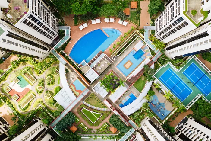 带游泳池和网球场的建筑物鸟瞰图