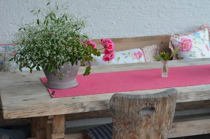 粉色、花朵、绿色、树叶、灰色、花盆、桌子、侧边