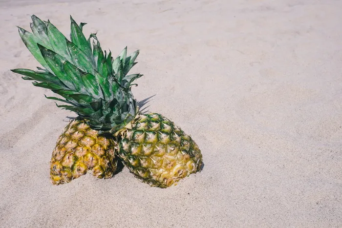 二、菠萝水果、沙子、菠萝、海滩、夏季、夏季氛围
