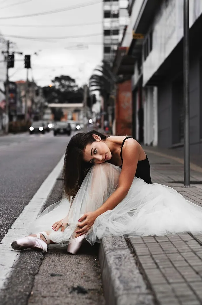 坐在人行道上的芭蕾舞女演员