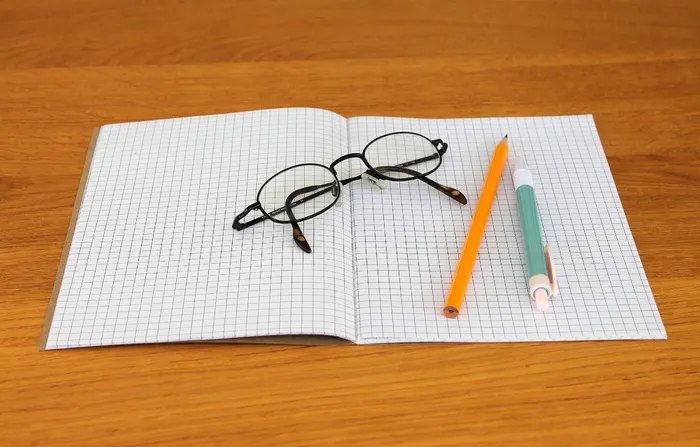 眼镜，纸，铅笔，笔记，笔记本，书写工具，圆珠笔，眼镜