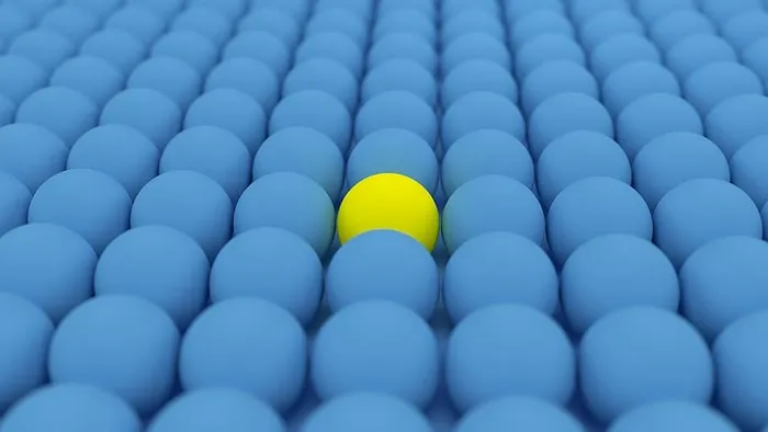 一片蓝色的球体，其中一个以黄色突出。
