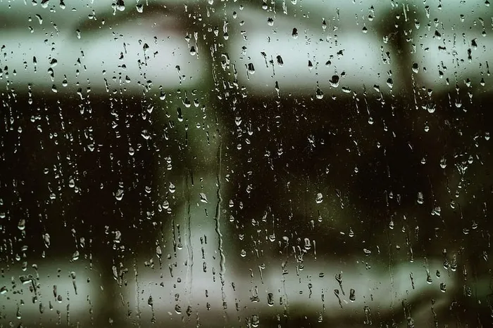 雨天窗格照片