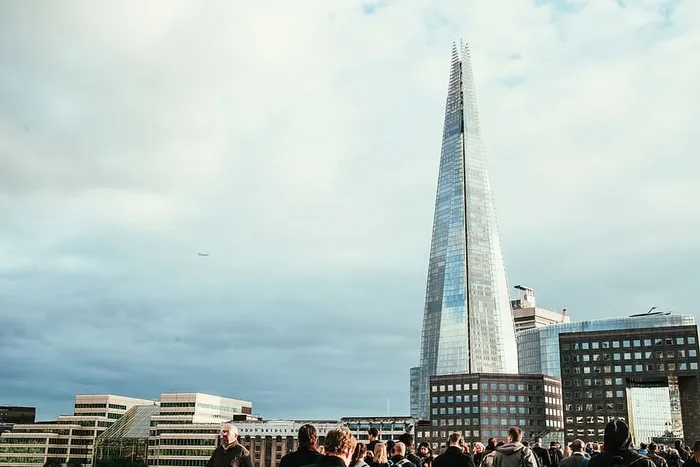碎片，也称为玻璃碎片，是伦敦一座95层的摩天大楼