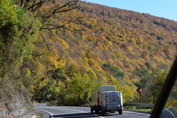 罗马尼亚，布塞，蜿蜒的道路，弯道，绿色，红色，橙色，秋天的颜色