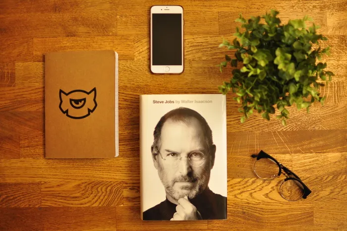 苹果、iphone、workplace、books、table、SteveJobs、book、wood