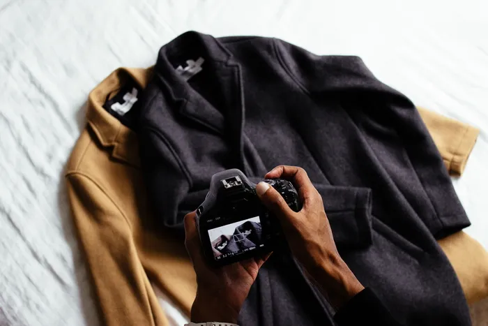 衣服，棕色，黑色，夹克，外套，相机，手，人