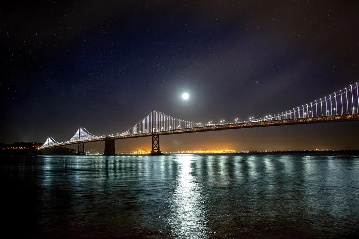 加利福尼亚州奥克兰-旧金山海湾大桥上的月亮和星星