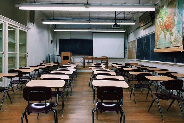 有桌椅的学校教室