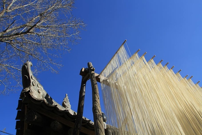 细的干的面条民间的美食家细的干面条低角度视图蓝色