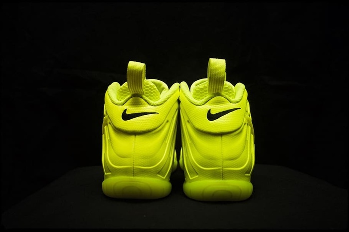 运动鞋耐克sneakerhead鞋子休闲摄影棚拍摄特写霓虹灯颜色