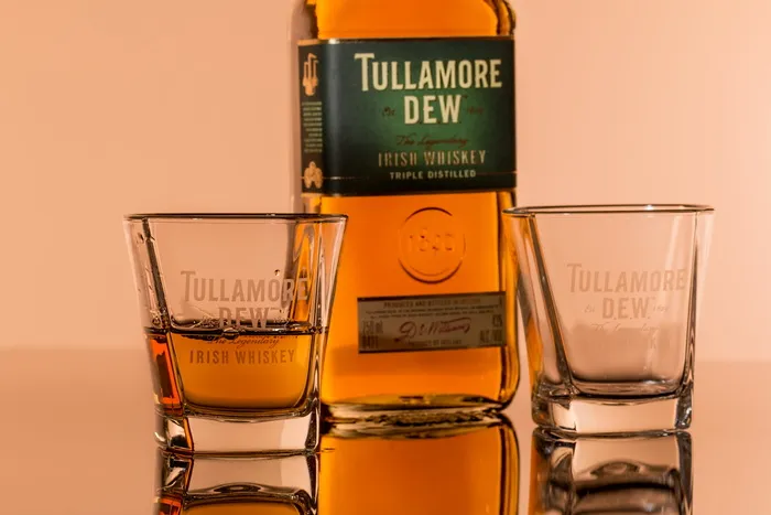 tullamore露珠瓶，爱尔兰威士忌，酒精，饮料，饮料，威士忌，酒吧，白酒