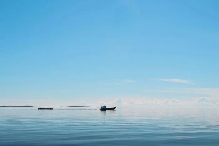平静的蓝色湖面上的小船