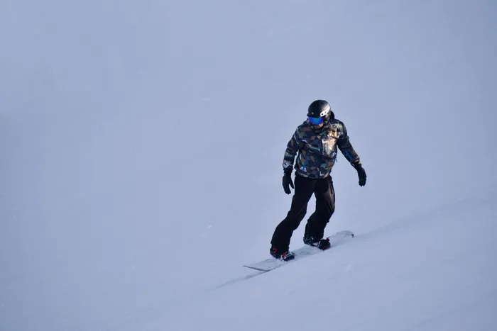 雪地上滑雪的人的照片