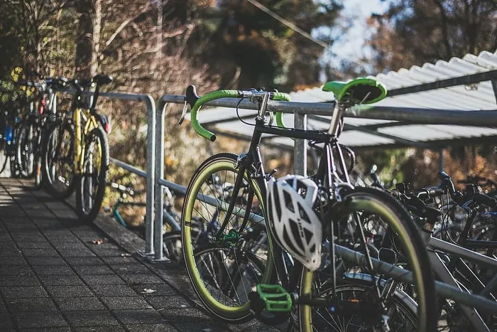 黑色，绿色，公路自行车，停放，旁边，灰色，金属栏杆，自行车