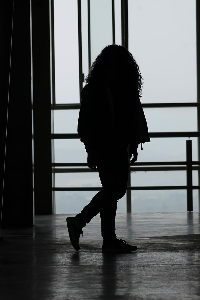 模特影子女人道路剪影人物背光孤独