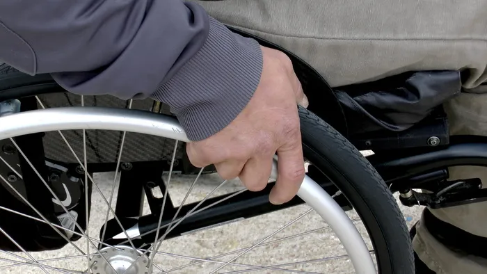 人，坐姿，铬色轮椅，轮椅，残疾人，行动不便者，人，长廊