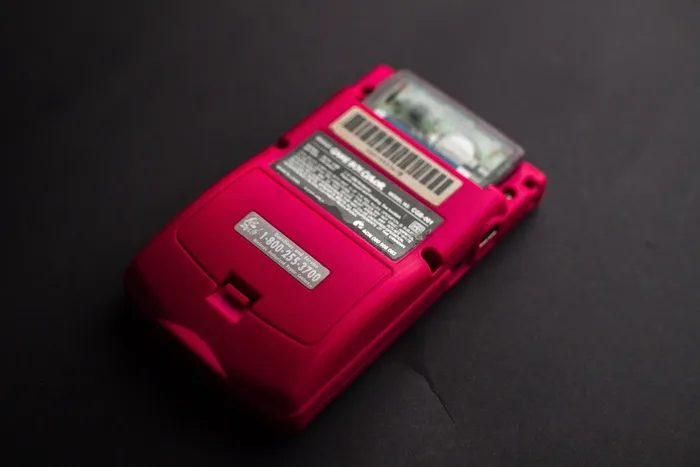 红色 Game Boy 控制台后视图特写照片