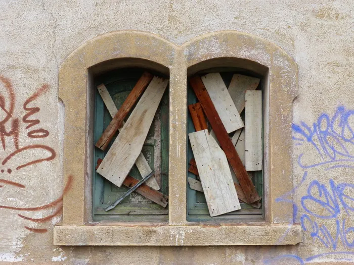 窗户，用木板封起来的，旧的，油漆，剥落的油漆，废弃的，涂鸦，建筑
