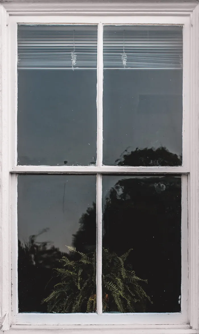 白色木框玻璃面板窗，带白色百叶窗