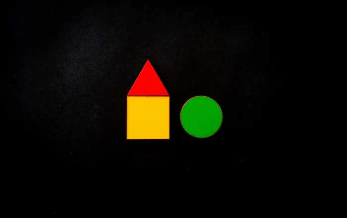 红色三角形、黄色正方形和绿色圆圈插图