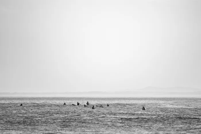 灰度照片，人物，海滩，航空，照片，海洋，冲浪者，海洋