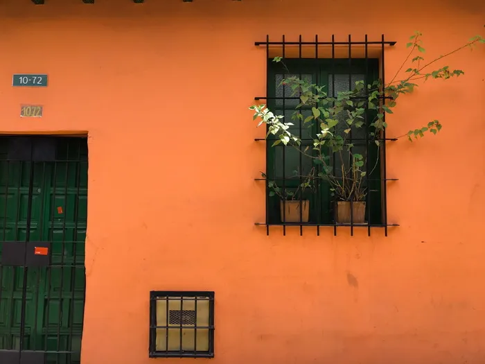 墙，房子，建筑，橙色，颜色，白天，门，门口