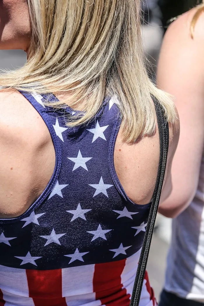 印有美国国旗图案的女式衬衫。