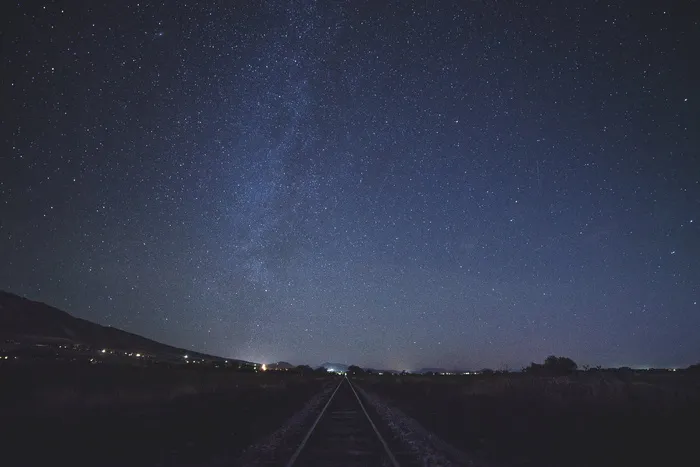火车轨道照片，夜间，火车，铁路，黑暗，天空，星星，天空