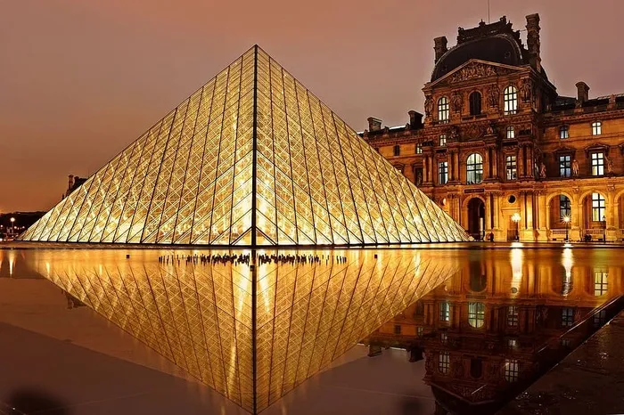 巴黎卢浮宫，卢浮宫，金字塔，巴黎，建筑，旅游，建筑，水