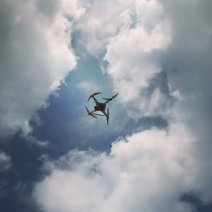 多云天空下的无人机照片