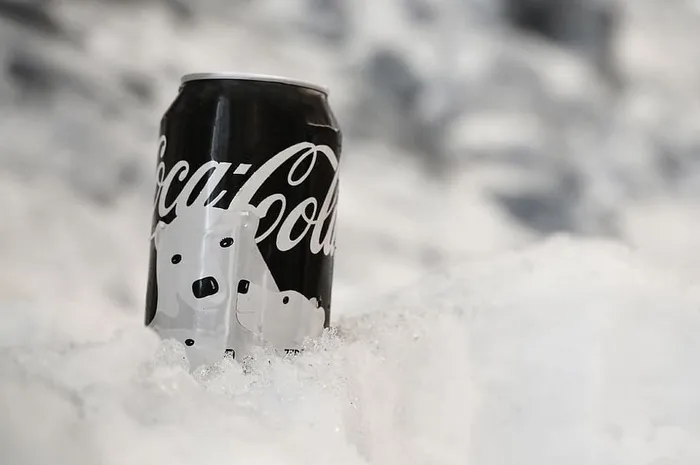 雪地上的可口可乐