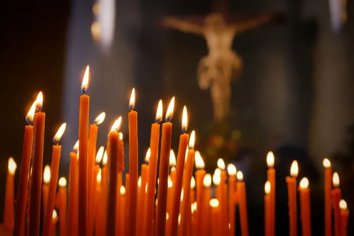 点燃的，蜡烛，十字架照片，蜡烛，信仰，倒影，十字架，祈祷蜡烛